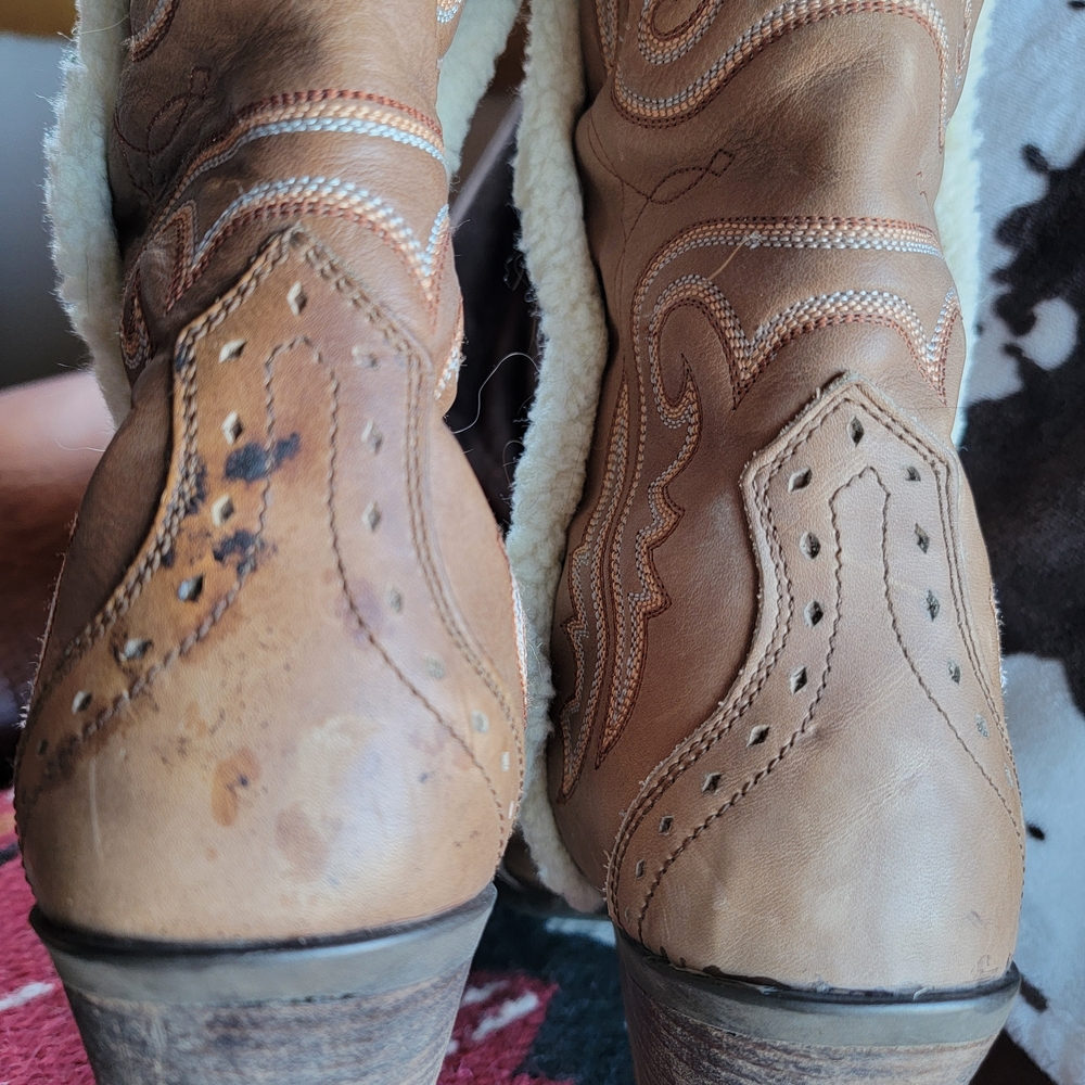 Ariat Shearling-Lined Brown Interior - Picture 7 of 9